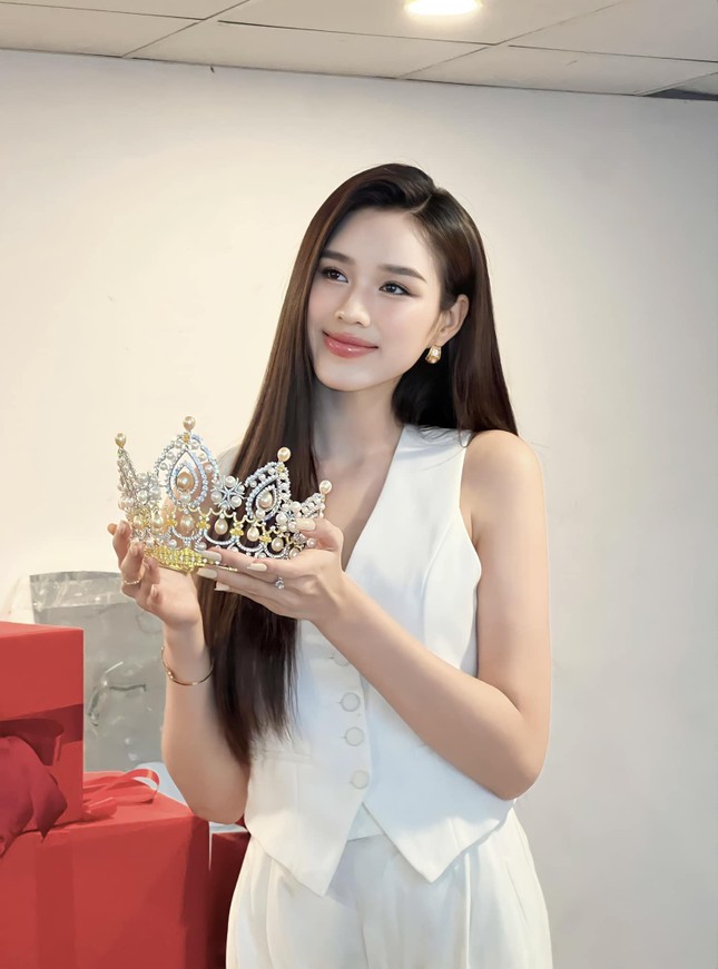 Trên trang cá nhân, Hoa hậu Đỗ Thị Hà chia sẻ bức ảnh đang cầm chiếc vương miện Hoa hậu Việt Nam 2020 trên tay cùng lời tâm sự “Lâu lắm mới gặp”, gợi nhớ thời điểm cô đăng quang từ gần ba năm trước.