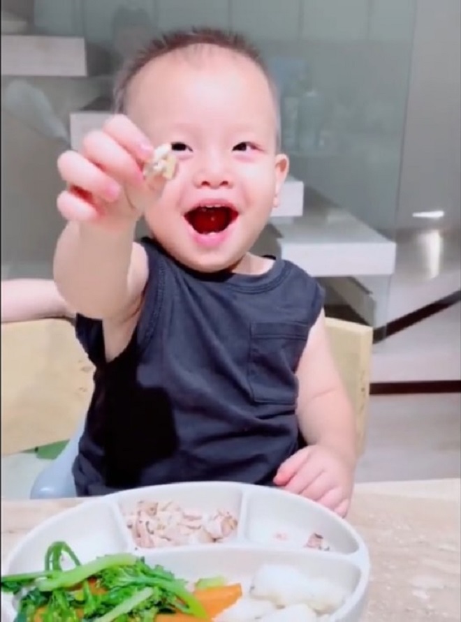 Leon nhà Hồ Ngọc Hà 2 tuổi nói chưa sõi đã thành vlogger ẩm thực - Ảnh 2