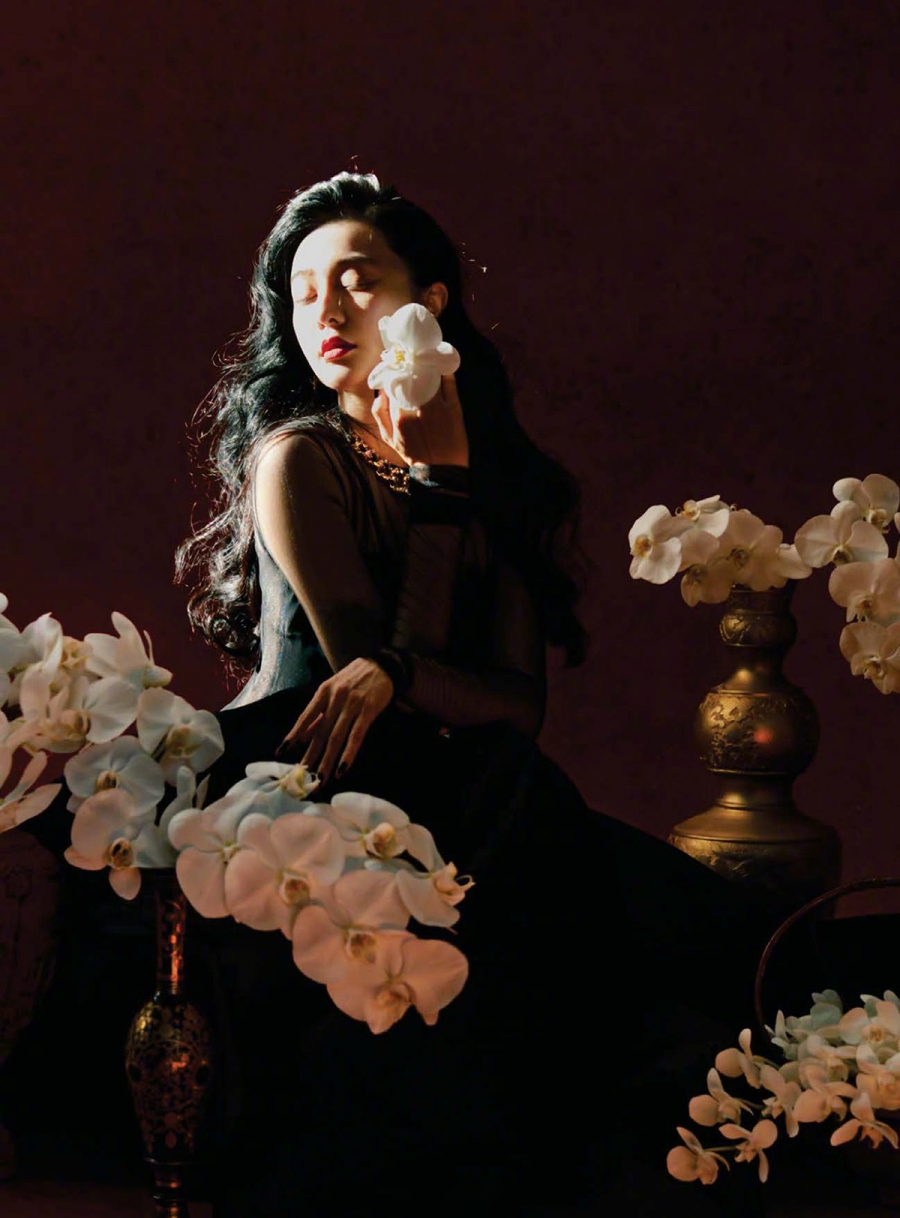 Trên trang bìa, diễn viên 'Tôi không phải Phan Kim Liên' tạo dáng kiêu sa cùng thiết kế Versace Thu đông 2023, kết hợp vòng cổ chuỗi xích bản lớn.