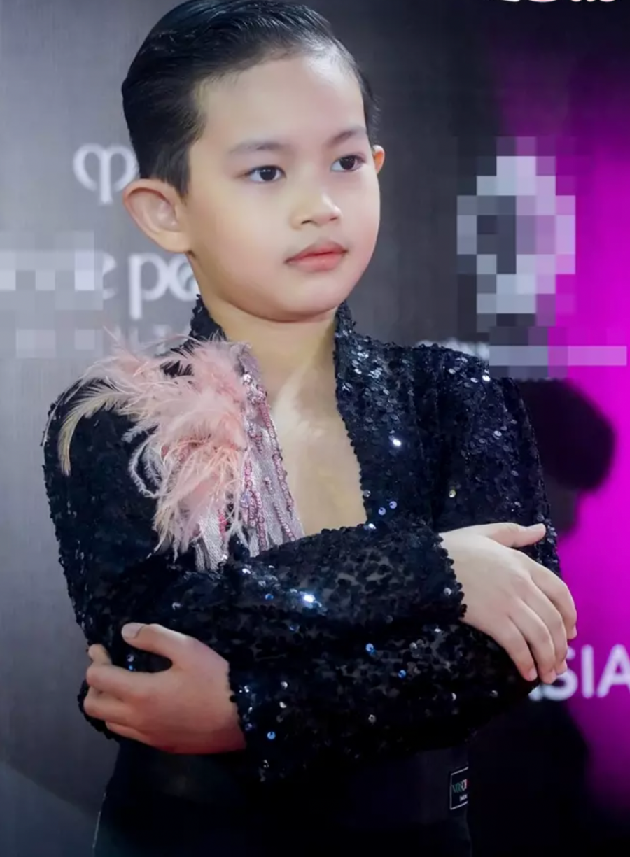 Kubi nhà Khánh Thi - Phan Hiển mới 7 tuổi đã chiếm trọn spotlight khi đi thảm đỏ một mìnhh - Ảnh 4