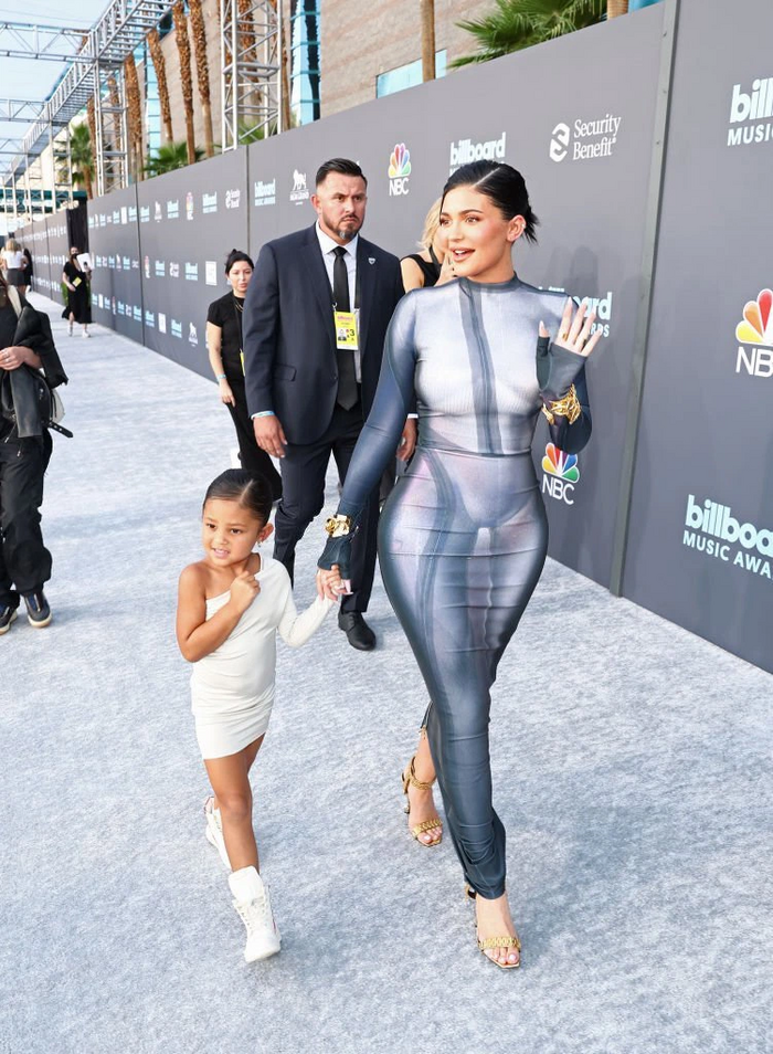 Kylie Jenner cùng con gái Stormy sải bước trên đường phố, cô nàng gây chú ý bởi chiếc thiết kế kín toàn thân mà lại như thể hở toàn bộ từ Jean Paul Gaultier.