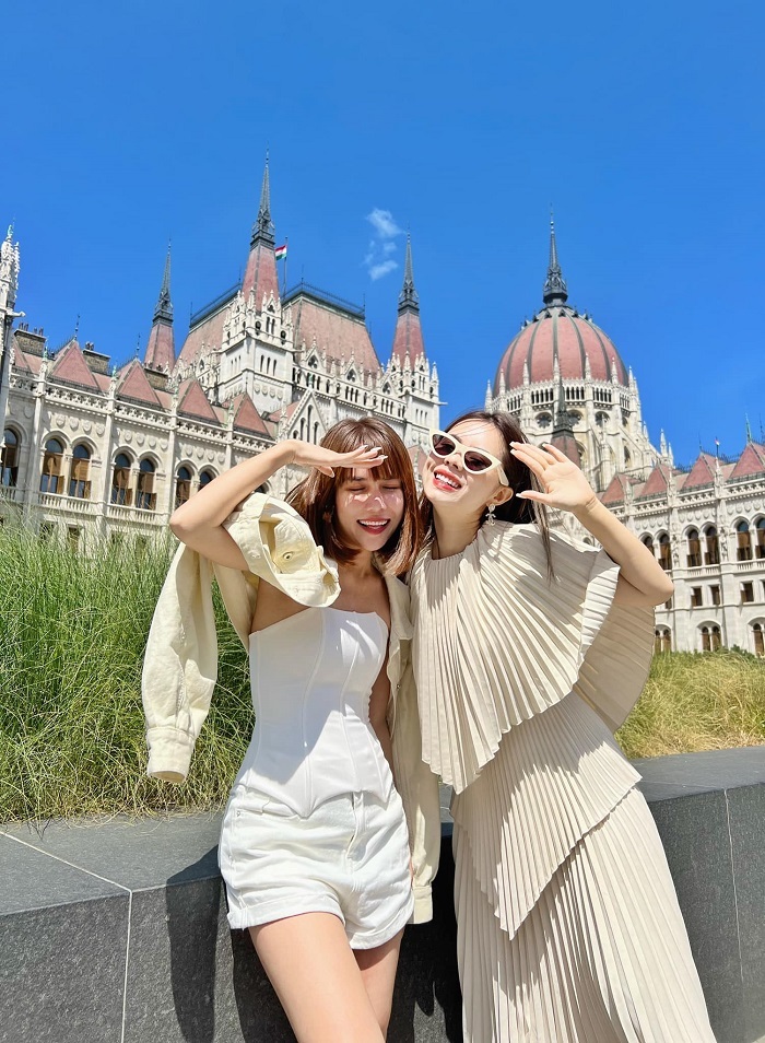 Cặp gái xinh Hà Nội đi du lịch 18 nước để kỷ niệm tình bạn 18 năm - Ảnh 11