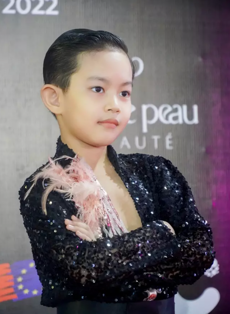 Kubi nhà Khánh Thi - Phan Hiển mới 7 tuổi đã chiếm trọn spotlight khi đi thảm đỏ một mìnhh - Ảnh 3