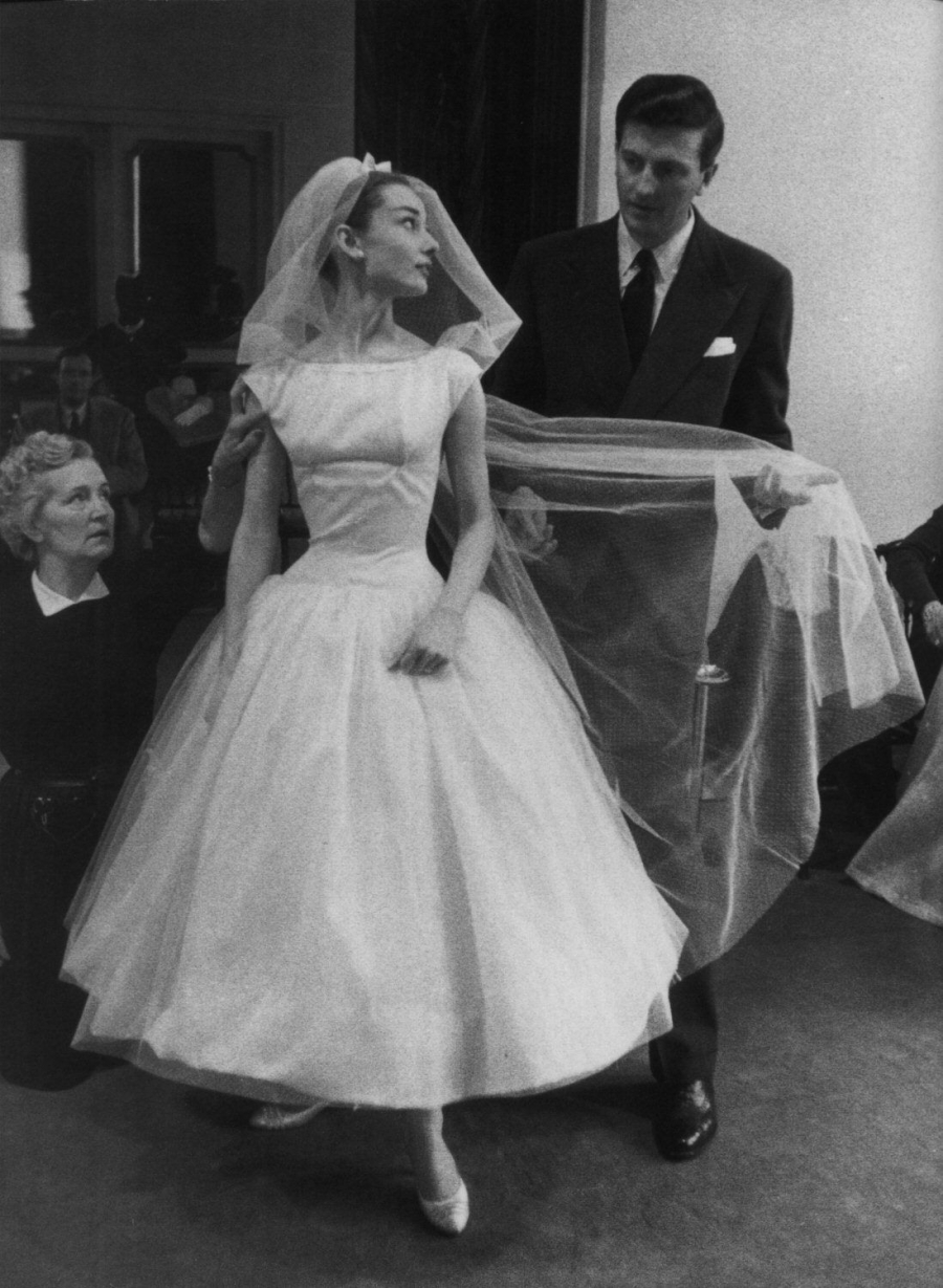 Audrey Hepburn như một cô búp bê khi mặc chiếc váy cưới của Givenchy trong phim Funny Face.