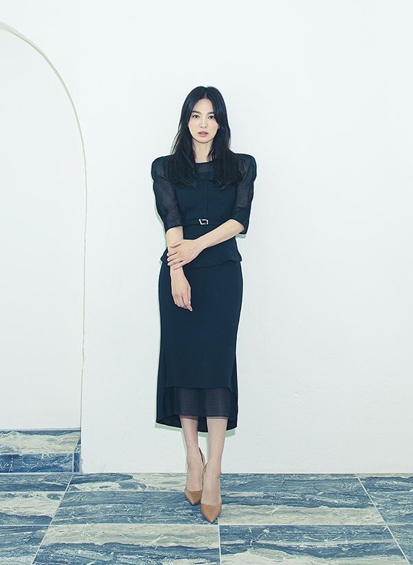 Song Hye Kyo xinh đẹp hoàn hảo trong trang phục màu xanh navy. Mặc một thiết kế váy liền đuôi cá màu xanh navy, kết hợp giày màu nude, nữ diễn viên chỉ cần một chiếc thắt lưng để làm điểm nhấn trang phục thêm ấn tượng.