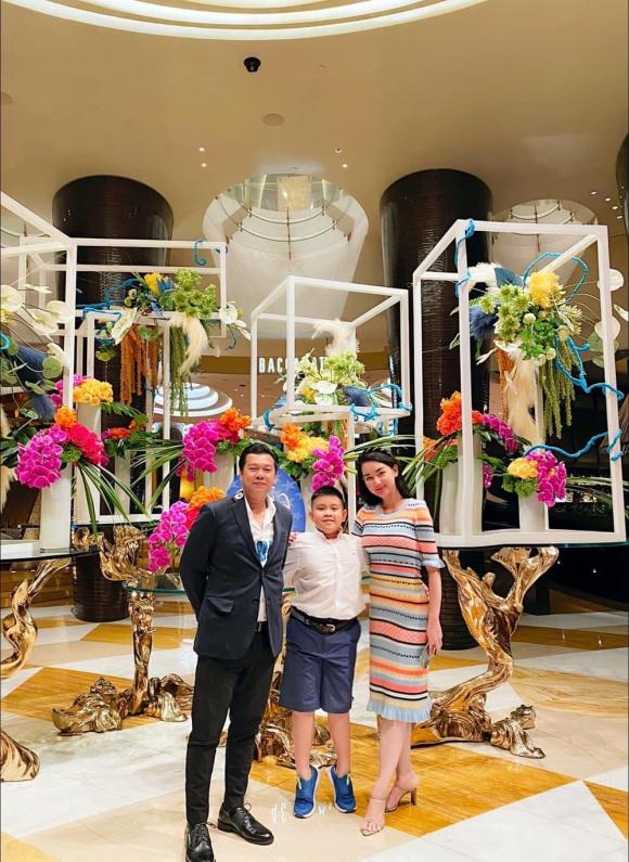 MC Quỳnh Chi bay sang Mỹ tái ngộ chồng cũ trong tiệc sinh nhật của con trai
