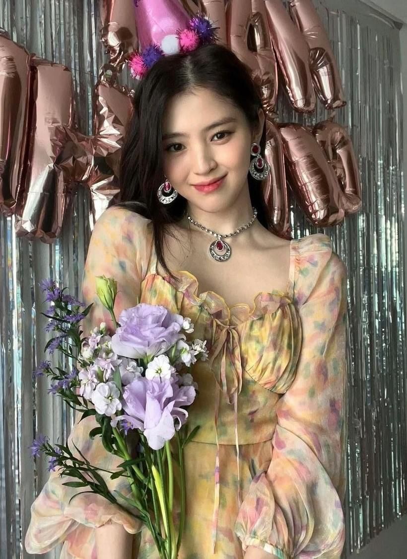 'Đả nữ' Han So Hee diện váy hoa cùng trang sức đồ chơi trong buổi tiệc sinh nhật.