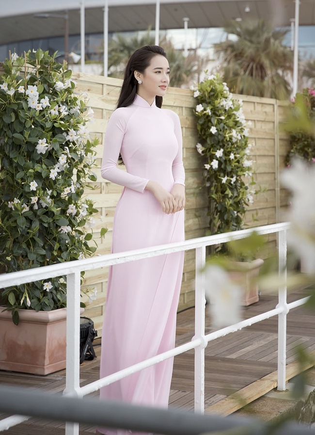 Bên cạnh đó, cô cũng không quên tôn vinh phom dáng áo dài truyền thống Việt Nam, một thiết kế hồng phấn nhẹ nhàng và nữ tính.