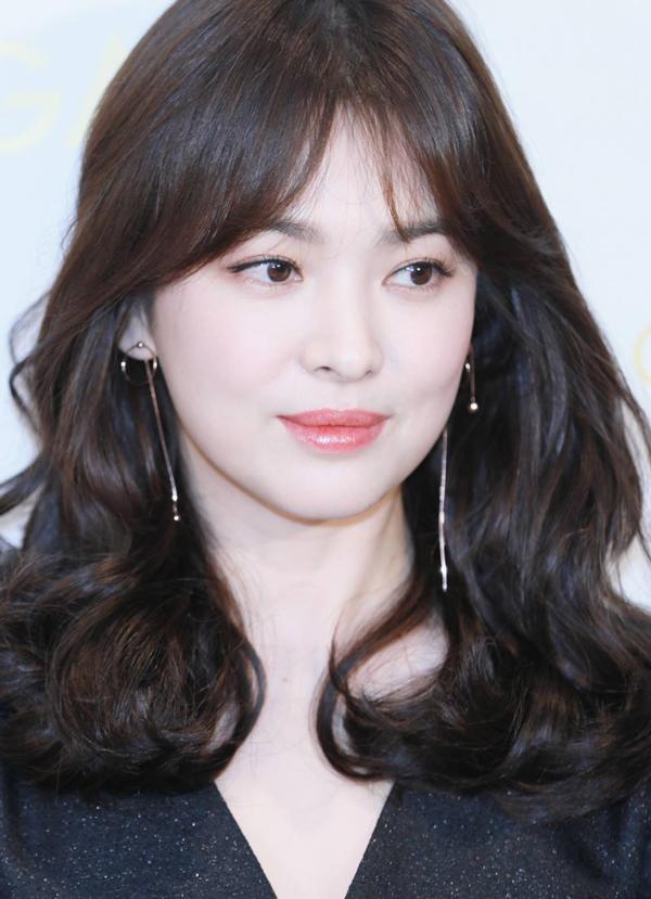 4 kiểu tóc mái đẹp xuất sắc của Song Hye Kyo, chị em U30 tha hồ học hỏi - Ảnh 1
