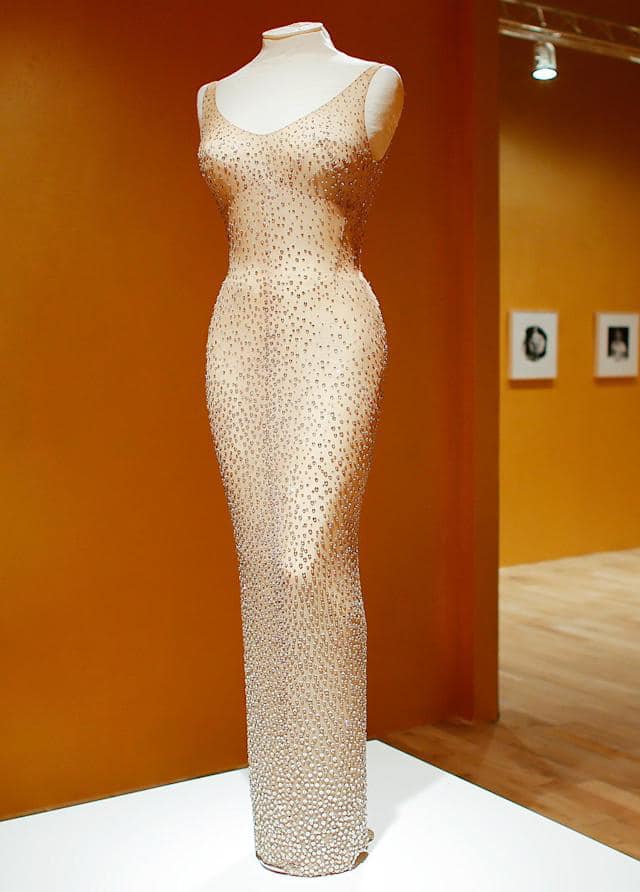 Bảo tàng Ripley's đã mua lại chiếc váy vào năm 2016, được bảo quảng trong hầm tối với độ ẩm từ 40-50%.