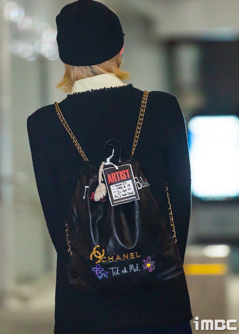 Với thiết kế đơn giản mà tiện dụng, mẫu túi này từng được G-Dragon mang theo ra sân bay. Anh chàng cũng nhanh chóng đánh dấu chủ quyền riêng bằng những chiếc ghim cài trang trí.