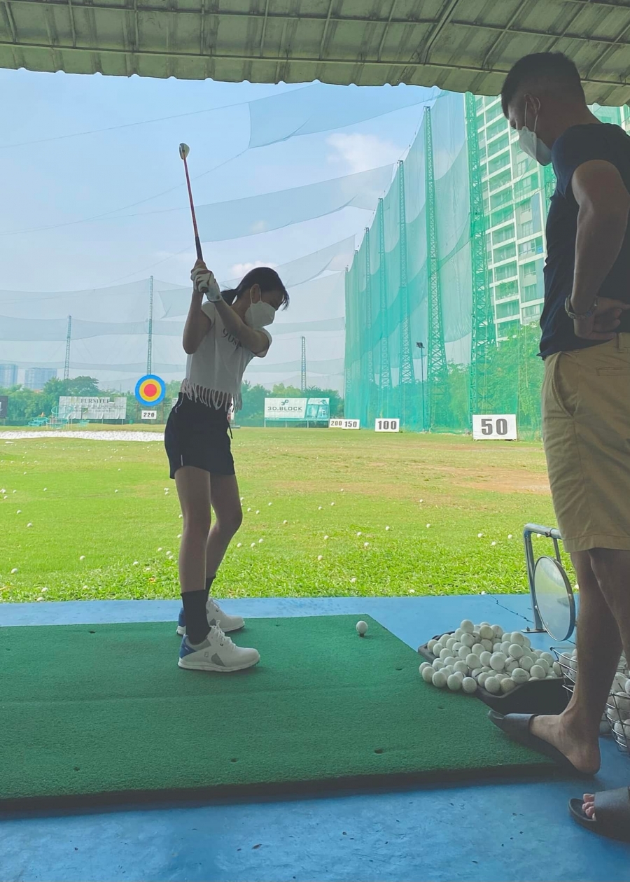 Công Vinh khoe ảnh dạy con gái đánh golf.