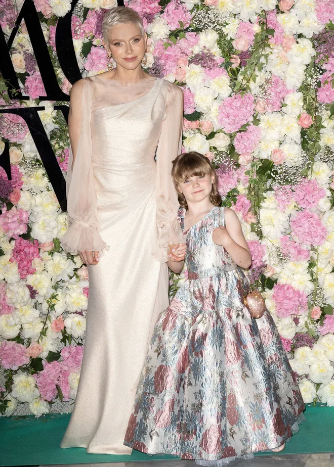 Vương phi Charlene bất ngờ xuất hiện cùng cô công chúa nhỏ tại Lễ trao giải Thời trang Monte Carlo.