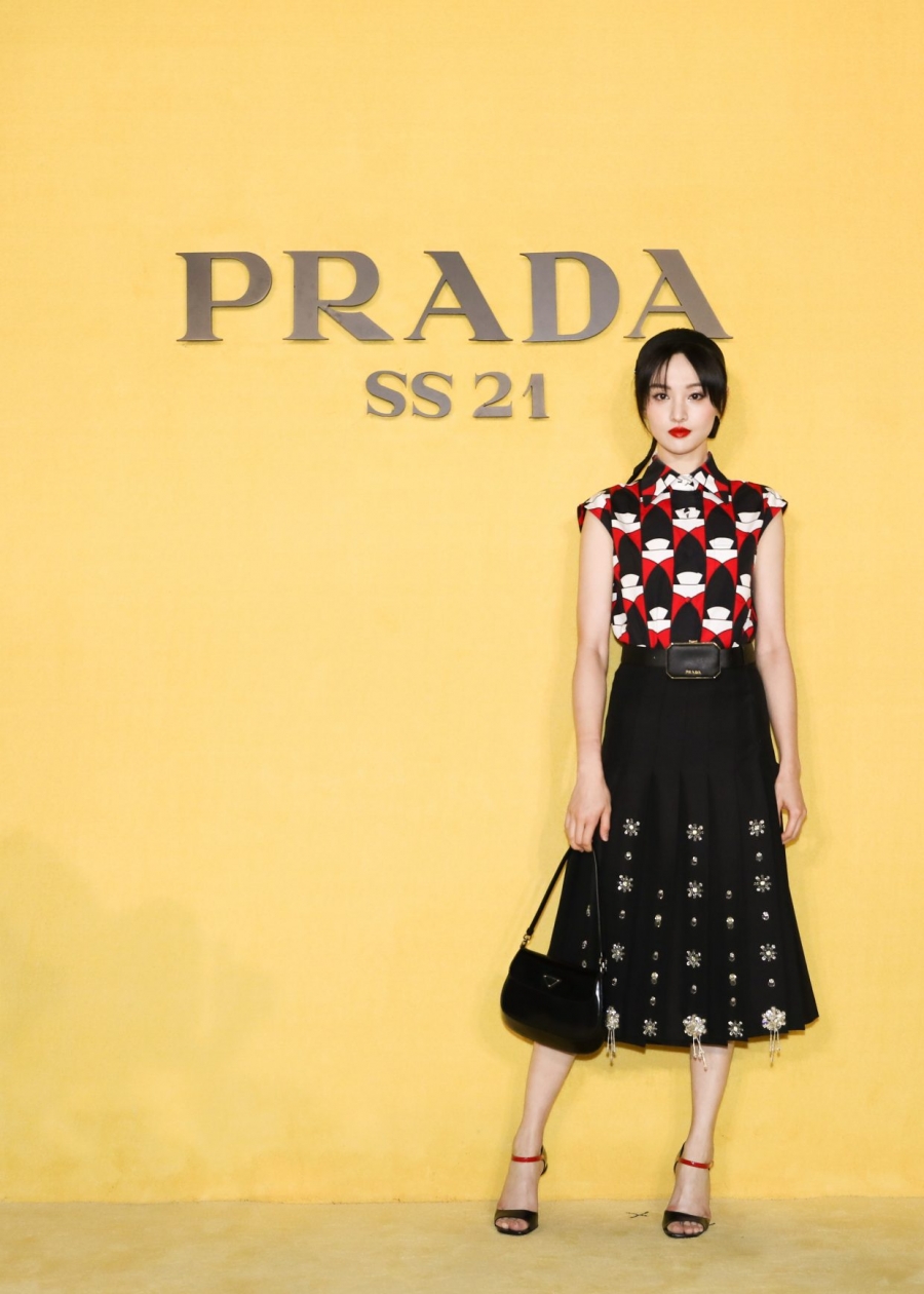 Prada là một trong những cái tên hàng đầu giới thời trang, gây thu hút nhờ những thiết kế sang trọng và hiện đại