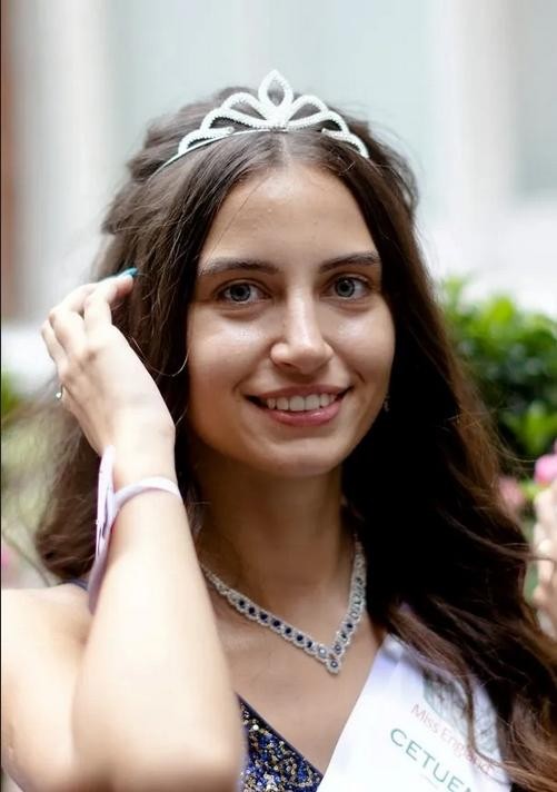 Cô gái 20 tuổi để mặt mộc đi thi Hoa hậu Anh