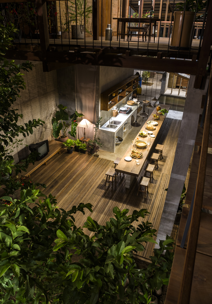 Không gian phòng bếp - phòng ăn - phòng khách thiết kế mở theo phong cách hiện đại với góc chụp từ trên cao.
