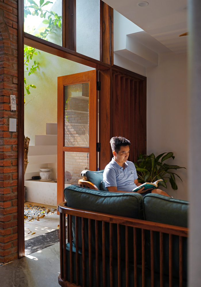 Chủ nhân cũng có thể tận dụng phòng khách làm không gian đọc sách yên tĩnh và đón ánh nắng tự nhiên vào ban ngày giúp tiết kiệm điện năng hiệu quả.