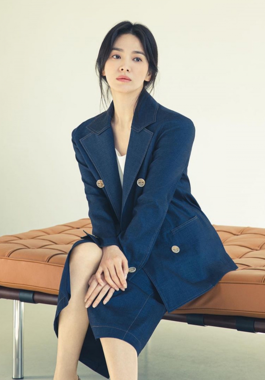 Lần khác, Song Hye Kyo khiến các fan xao xuyến khi mặc set blazer + chân váy vải navy màu navy.