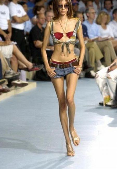 Cơn ác mộng người mẫu 'Size 0': Người mẫu nhịn ăn, 'Bạch Cốt Tinh' hiện hình trên sàn diễn - Ảnh 1