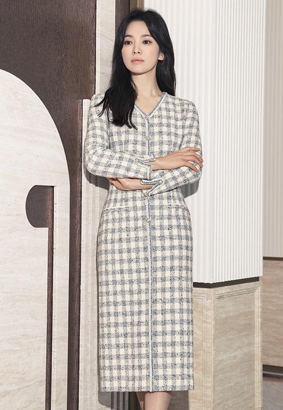 Song Hye Kyo thường gắn liền với gam màu pastel. Lần này, sự lựa chọn của cô là chiếc váy cổ V kẻ ô trắng - navy nhẹ nhàng.