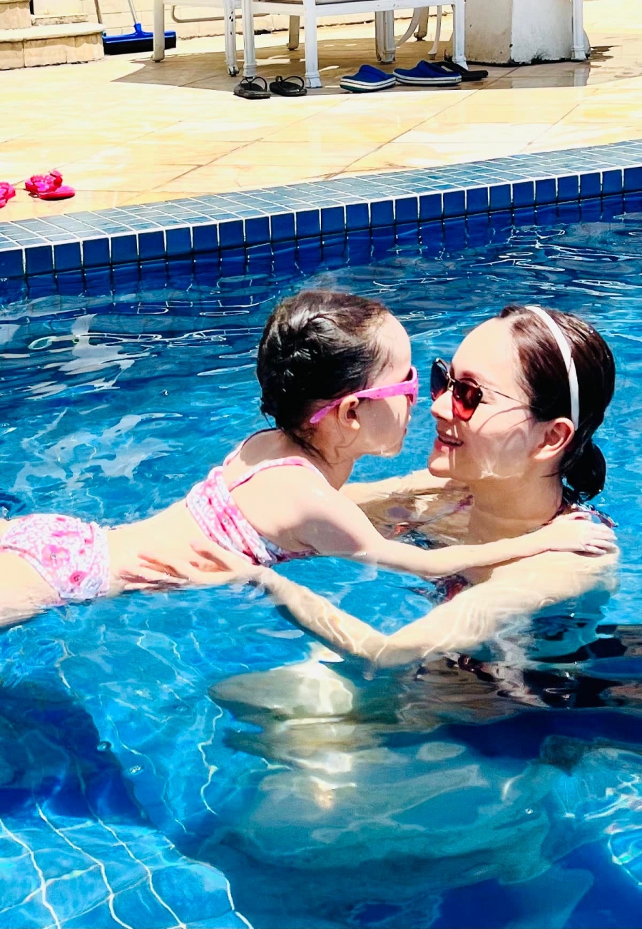Lan Phương đưa con gái bơi lội, vóc dáng tuổi U40 khiến netizen trầm trồ - Ảnh 6