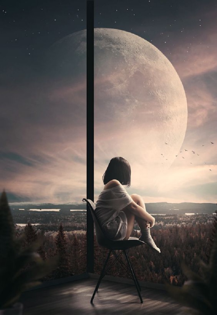 Cô gái ngồi cô đơn giữa không gian rộng lớn (Nguồn: Pinterest).