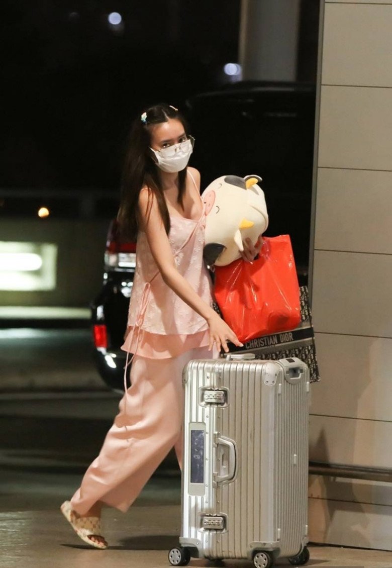 Lan Ngọc từng mặc đồ ngủ ra sân bay