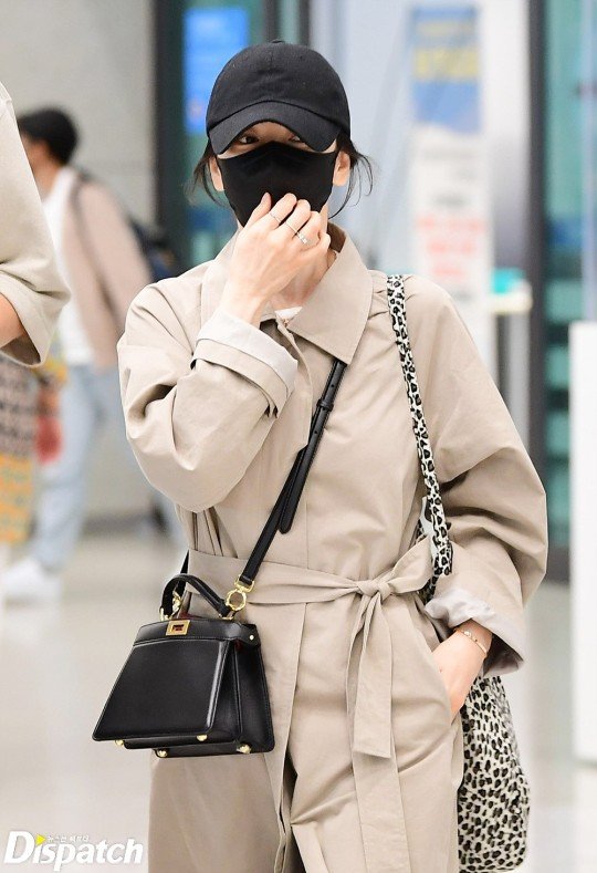 Để tránh bị chú ý, Song Hye Kyo ăn mặc giản dị, đội mũ và đeo khẩu trang màu đen khi xuất hiện ở sân bay.