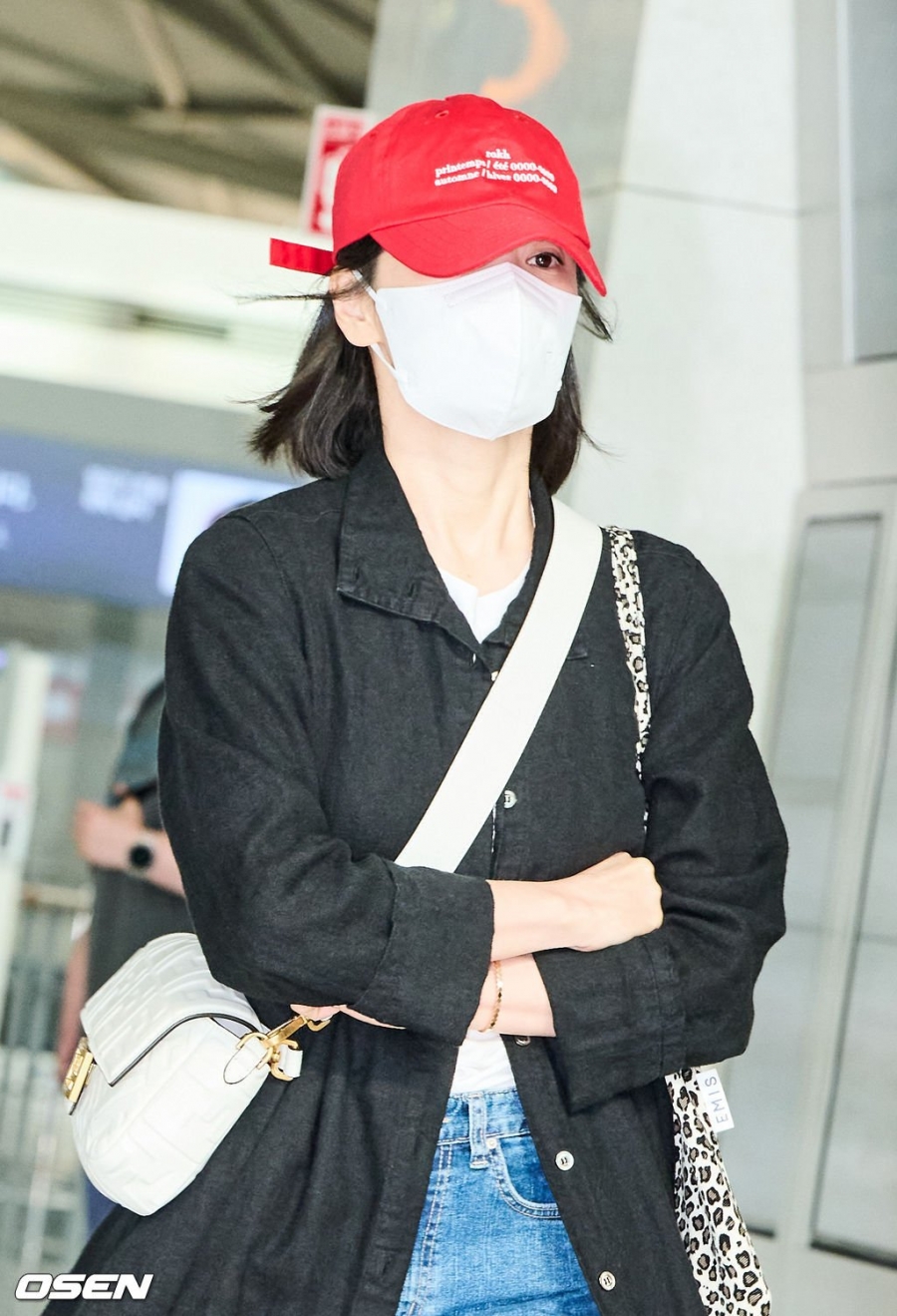 ... trong khi mũ lưỡi trai màu đỏ tôn làn da trắng của Song Hye Kyo.