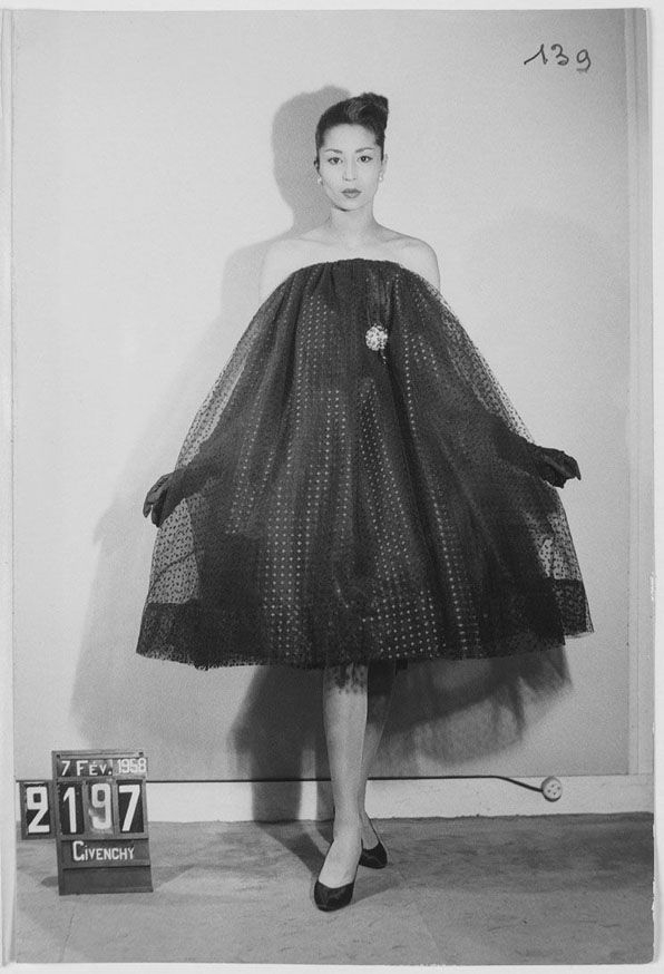 Thiết kế váy babydoll của Givenchy từng tạo ra cơn sốt trong giới thời trang cuối thập niên 1950s