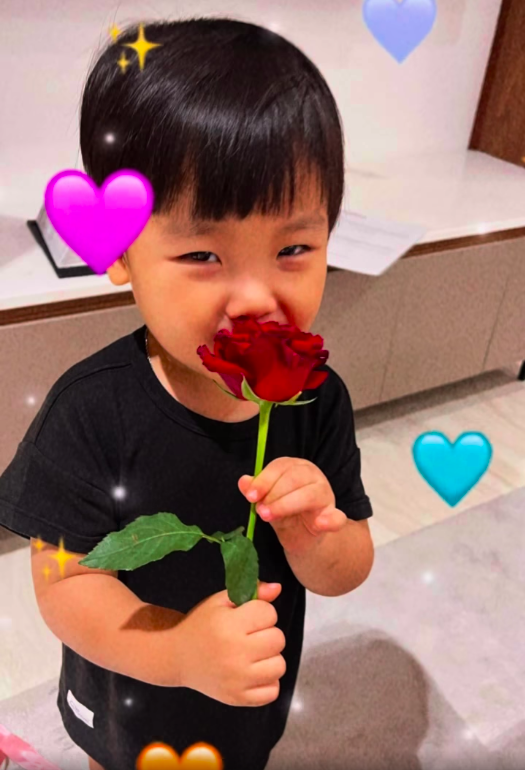 Bé Bo tặng hoa và nói yêu mẹ nhân dịp sinh nhật Hòa Minzy.