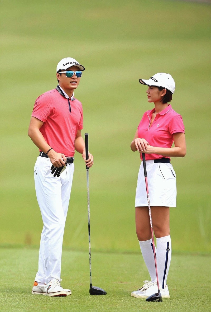 Hồng Đăng diện golf đôi với đồng nghiệp nữ.