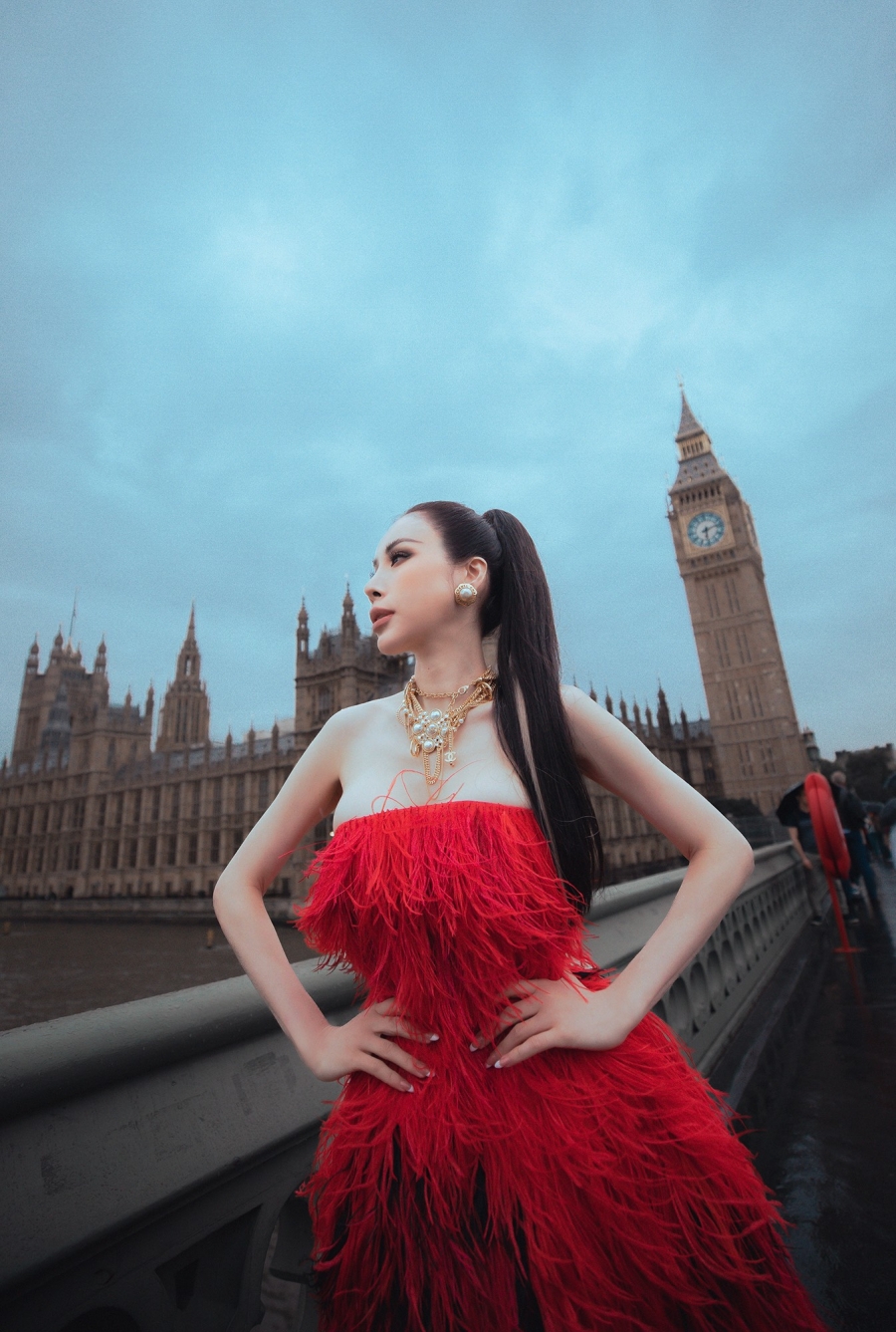 Hoa hậu Hoàng Dung lộng lẫy với mẫu đầm lông, cúp ngực.