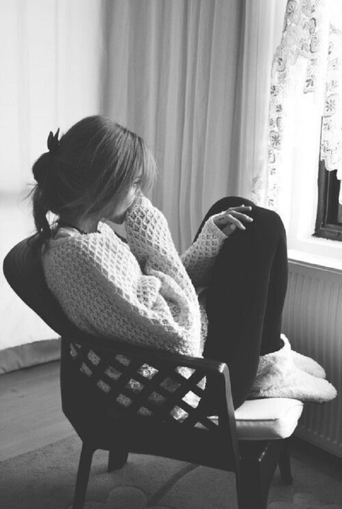 Cô gái ôm trong mình cảm xúc lặng trĩu (Nguồn: Pinterest).