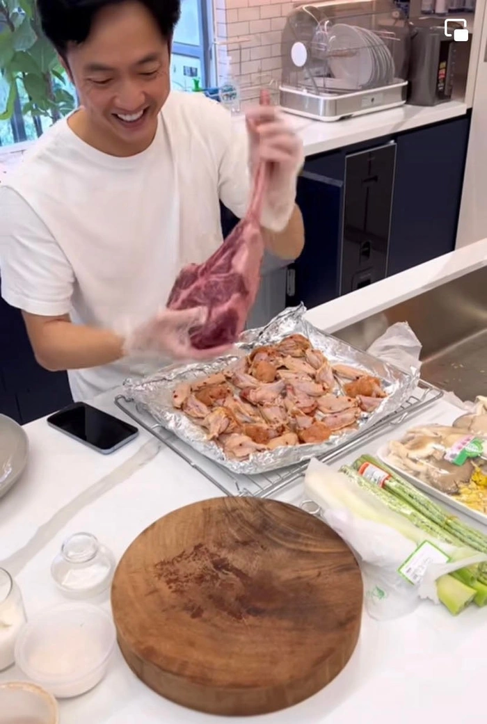 Cường Đô La đăng tải một đoạn video anh đích thân vào bếp trổ tài nấu ăn.