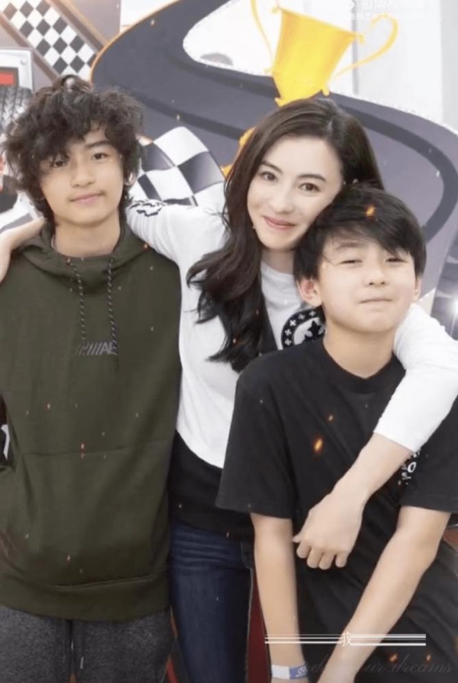 Trương Bá Chi và 2 con trai