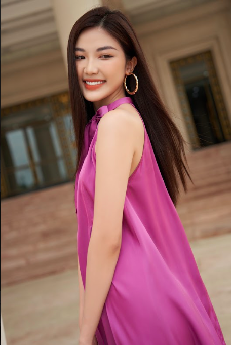 Với chiếc váy có điểm nhấn dây thắt nơ xinh xắn, Lương Thanh toát lên vẻ điệu đà, sang trọng.