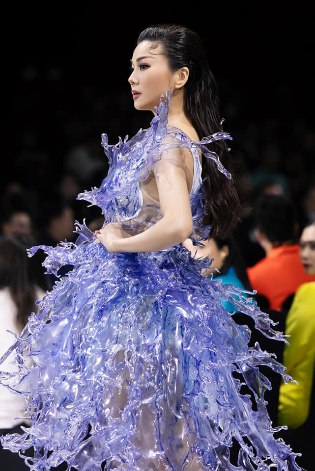 Hôm qua sao làm gì (27/5): Thanh Hằng diện trang phục 10kg làm từ nhựa vụn tái chế - Ảnh 11