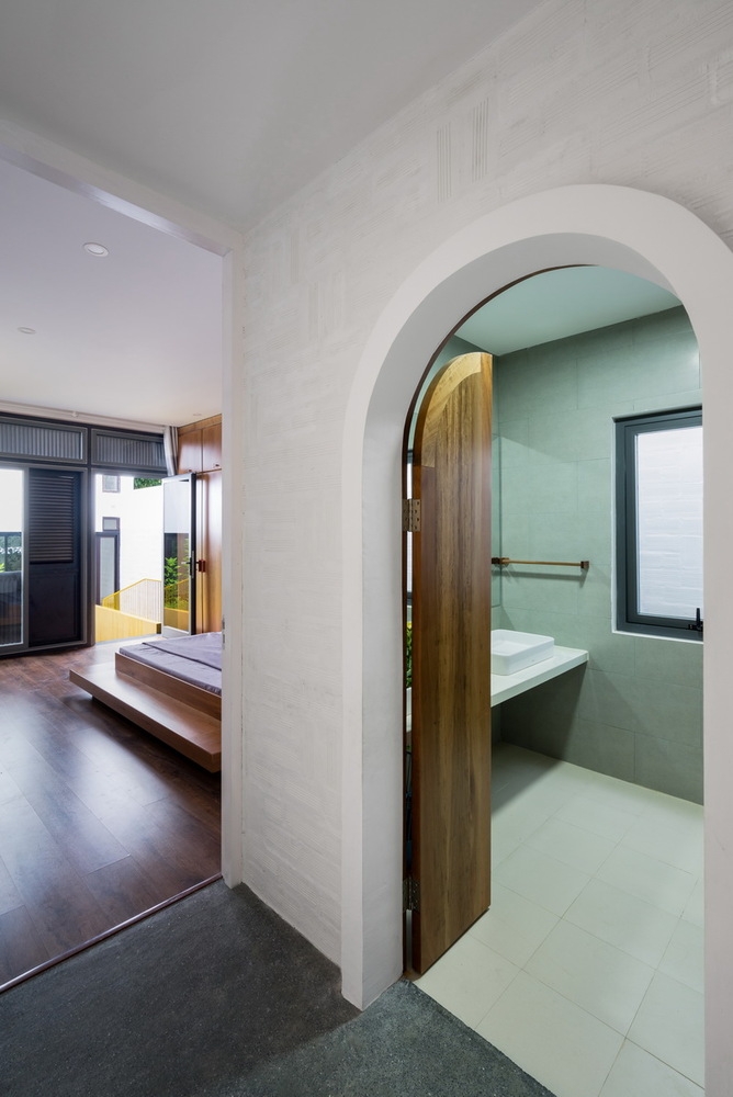 Phòng tắm được thiết kế sau cánh cửa hình mái vòm cong cong nhẹ nhàng, mang hơi hướng cổ điển cho không gian thư giãn.