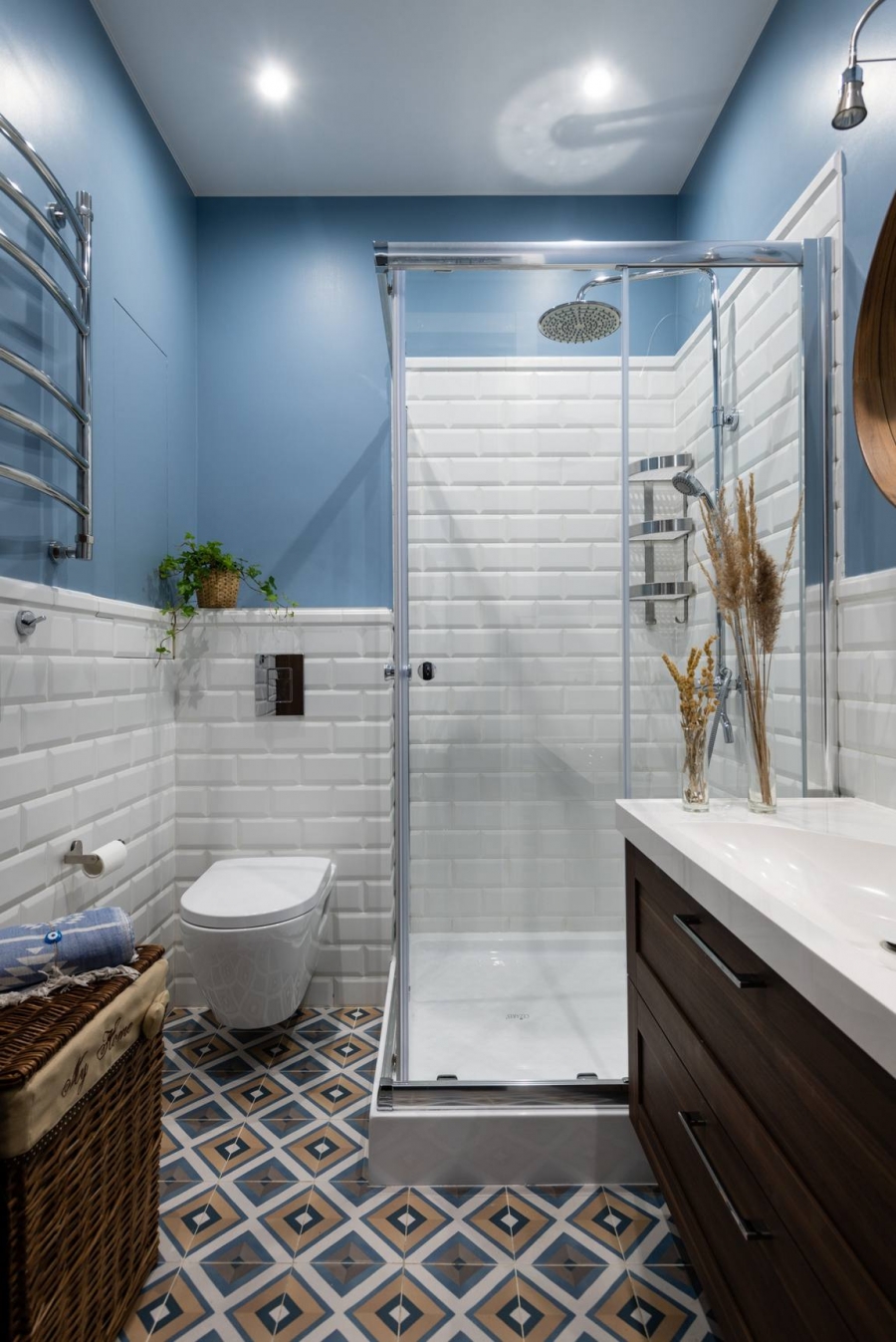 Khu vực phòng tắm và nhà vệ sinh sử dụng gạch lát sàn riêng để tạo điểm nhấn sinh động. Bức tường là sự kết hợp của gam màu trắng - xanh lam dịu mắt.