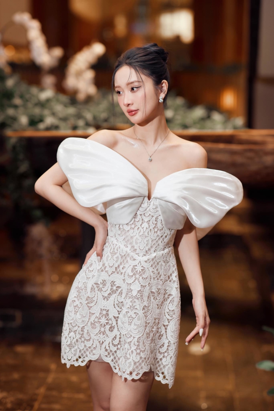 Chiếc váy ren trễ nải tạo hình cánh bướm giúp Jun Vũ khoe bờ vai trần cùng xương quai xanh mảnh mai.