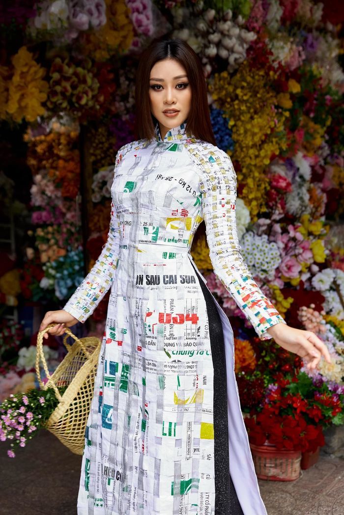 Không hổ danh là 'Hoa khôi áo dài', Khánh Vân xuất hiện trong thiết kế quốc phục từ vải bao bố.