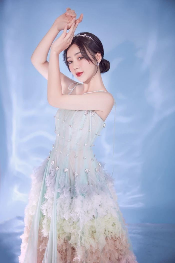 Quỳnh Kool khoe vẻ đẹp nữ tính và lãng mạn trong chiếc đầm cúp ngực chất liệu độc đáo. 