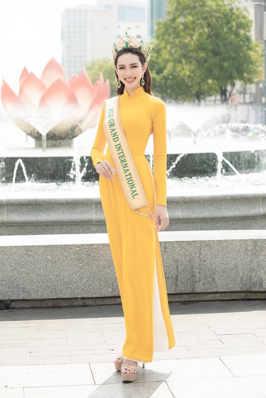 Thuỳ Tiên tỏa nắng trong chiếc áo dài màu vàng rực rỡ, cô chọn make-up đơn giản để phù hợp với tinh thần nền nã đất Việt. 