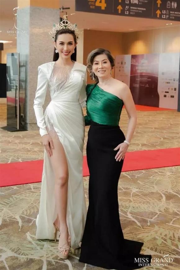 Thùy Tiên và Phó Chủ tịch Miss Grand International