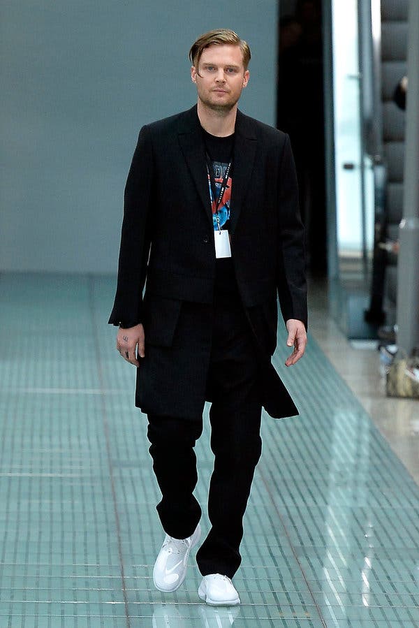 Giám đốc sáng tạo hiện tại của Givenchy là Matthew Williams