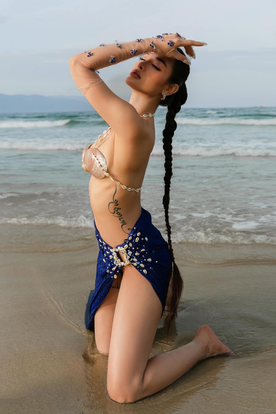 Phương Trinh Jolie dùng vỏ sò che chắn vòng một, cosplay nàng tiên cá - Ảnh 1