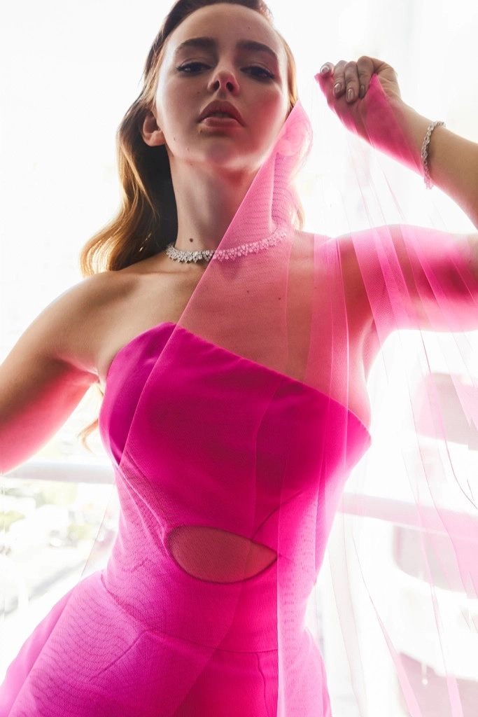 Bạn gái Elon Musk diện thiết kế nằm trong bộ sưu tập xuân hè 2022 của NTK người Italy - Antonio Grimaldi. Bên cạnh đó, nữ diễn viên cũng lựa chọn trang sức đến từ thương hiệu Chopard để hoàn thiện tổng thể trang phục.