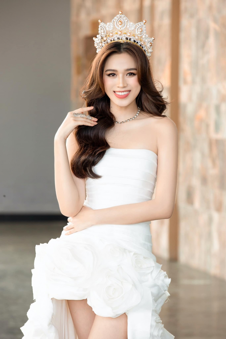 Chiếc váy khiến ca sĩ Thủy Tiên phải 'chào thua' trước Hoa hậu Đỗ Thị Hà - Ảnh 4