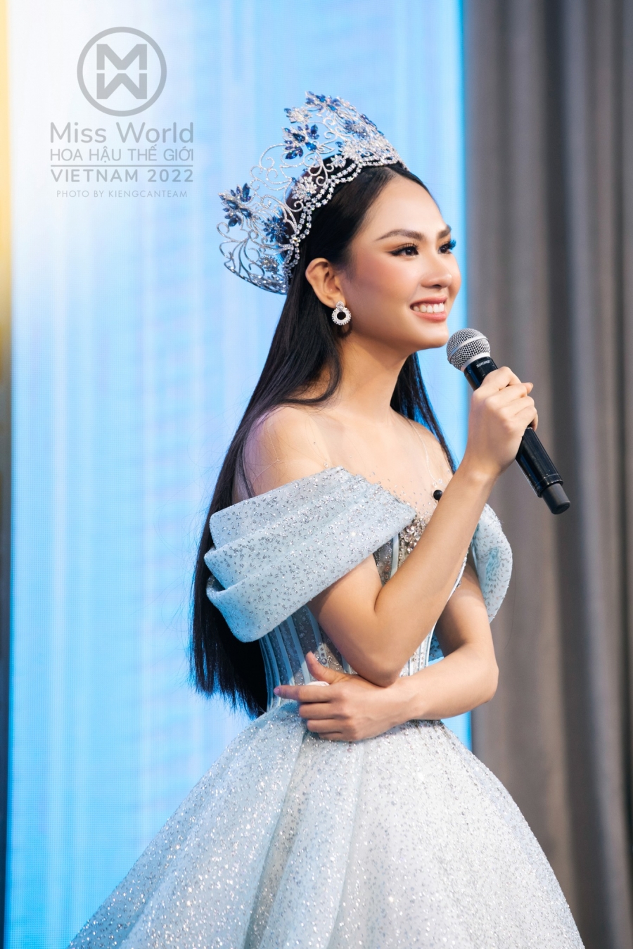 Hoa hậu Mai Phương gây tranh cãi khi bán đấu giá vương miện đắt giá, sau đó lại được nhận lại nguyên vẹn từ 'nhà tài trợ giấu mặt'.